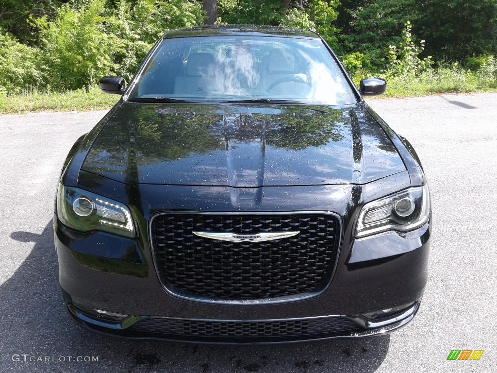 2019 300 S - Gloss Black / Smoke/Black photo #3