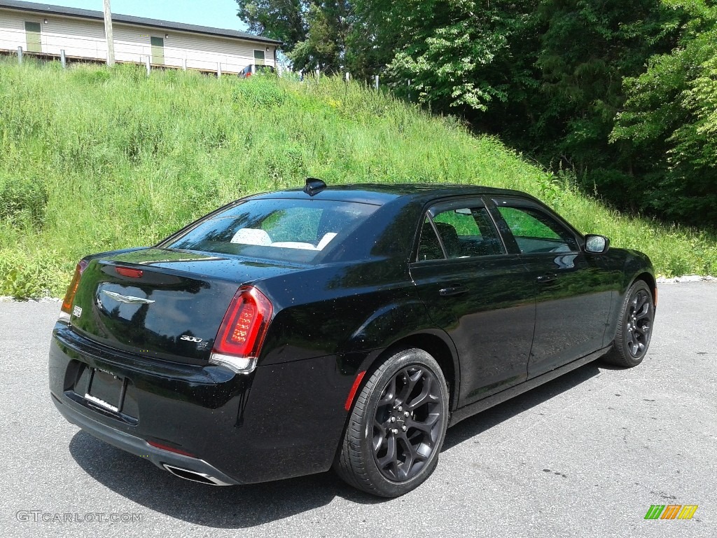 2019 300 S - Gloss Black / Smoke/Black photo #6