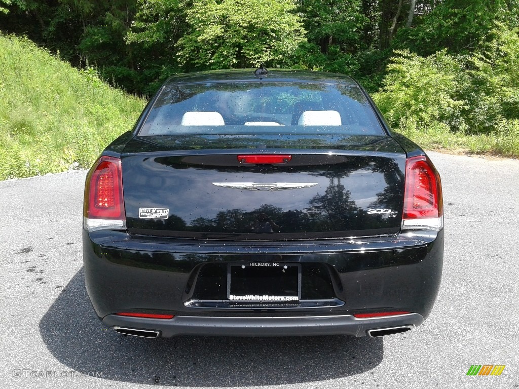 2019 300 S - Gloss Black / Smoke/Black photo #7