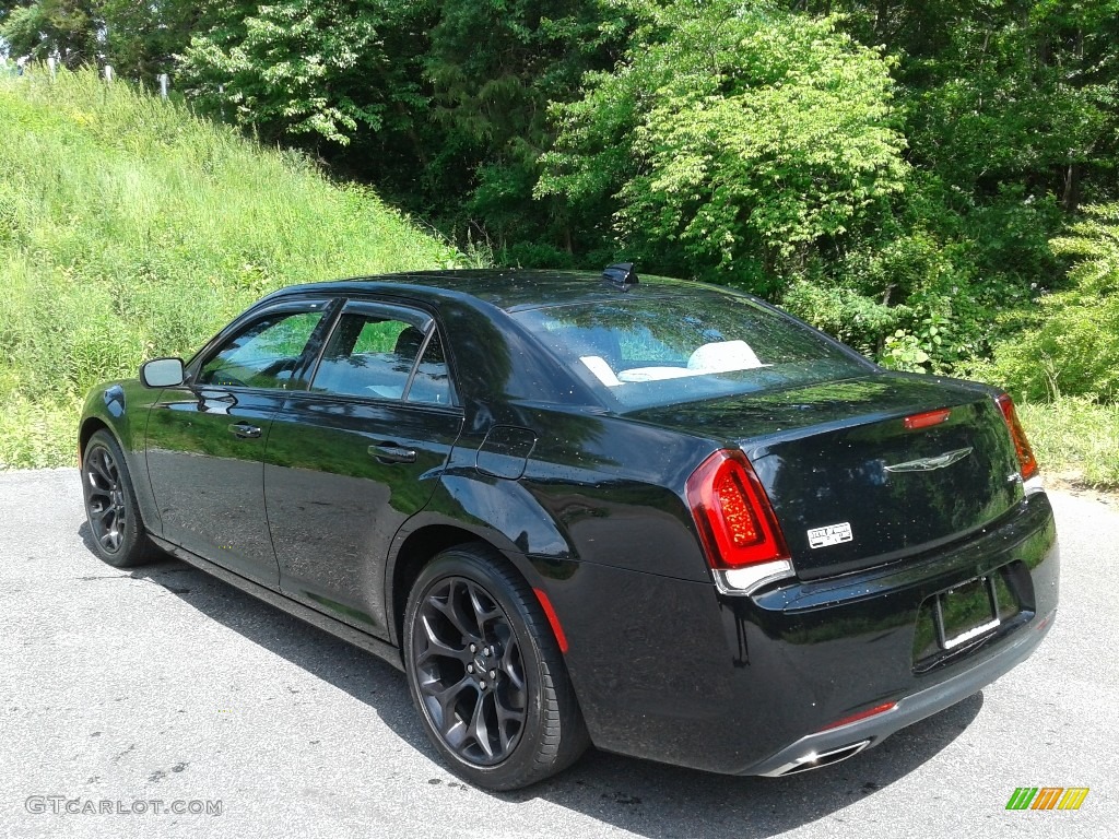 2019 300 S - Gloss Black / Smoke/Black photo #8