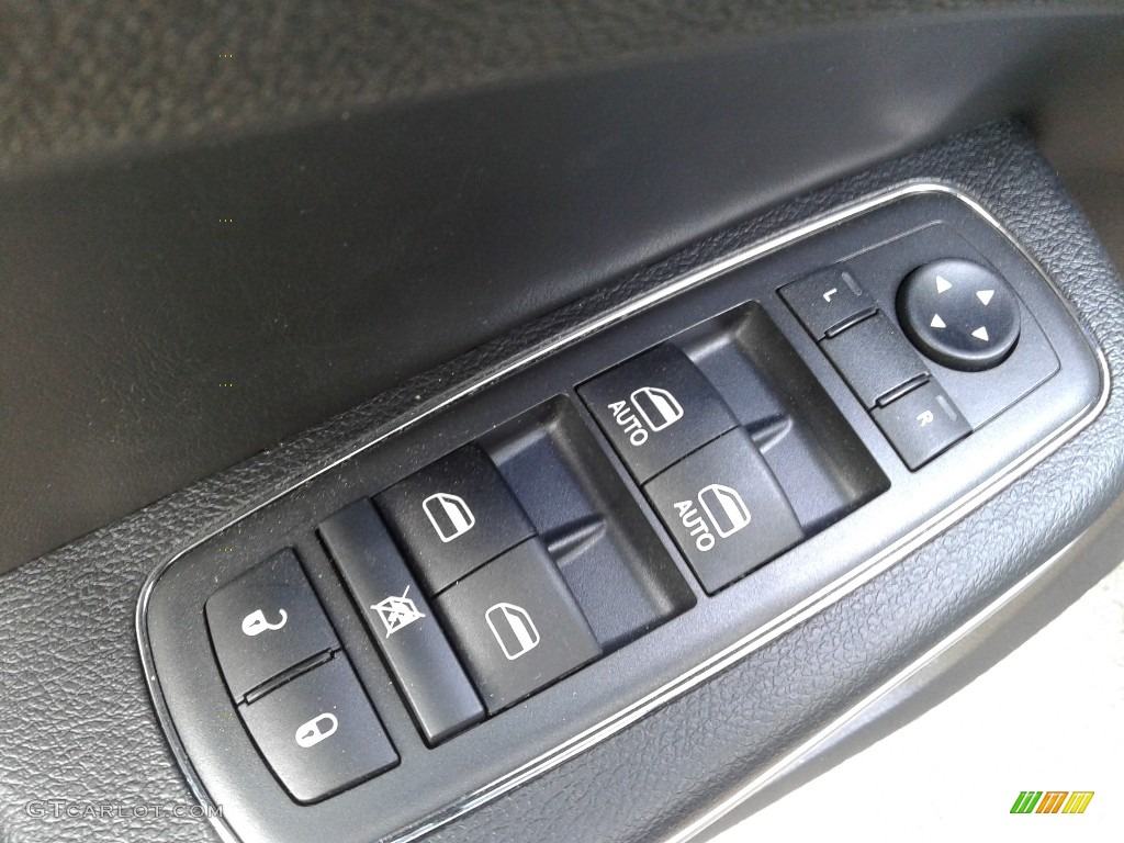 2019 300 S - Gloss Black / Smoke/Black photo #11