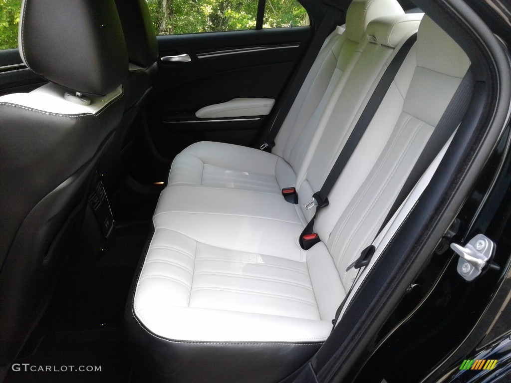 2019 300 S - Gloss Black / Smoke/Black photo #13