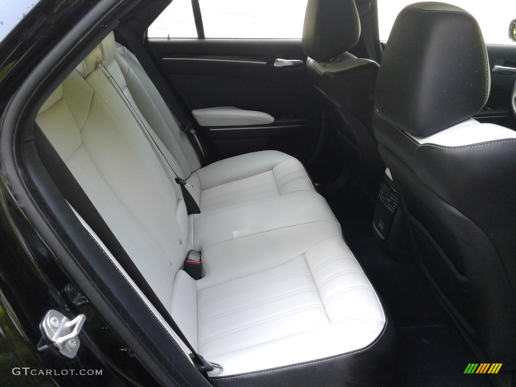 2019 300 S - Gloss Black / Smoke/Black photo #15