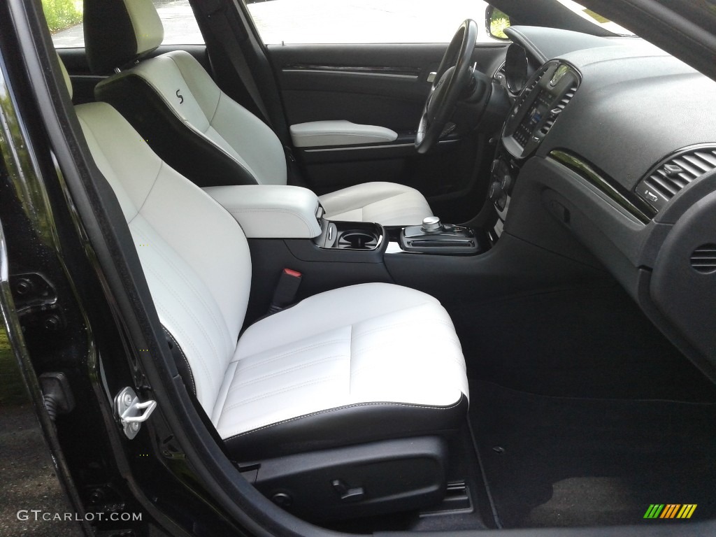 2019 300 S - Gloss Black / Smoke/Black photo #16