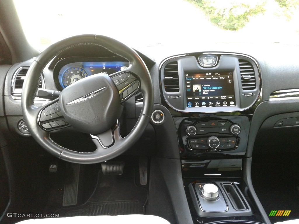 2019 300 S - Gloss Black / Smoke/Black photo #17