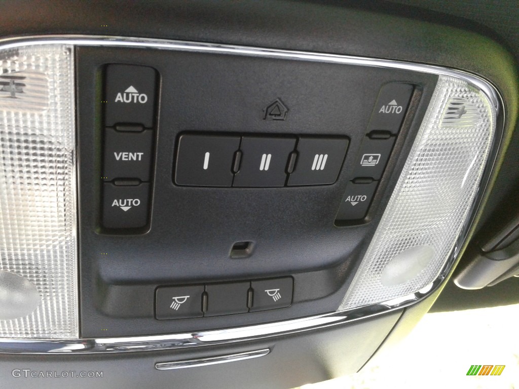 2019 300 S - Gloss Black / Smoke/Black photo #28