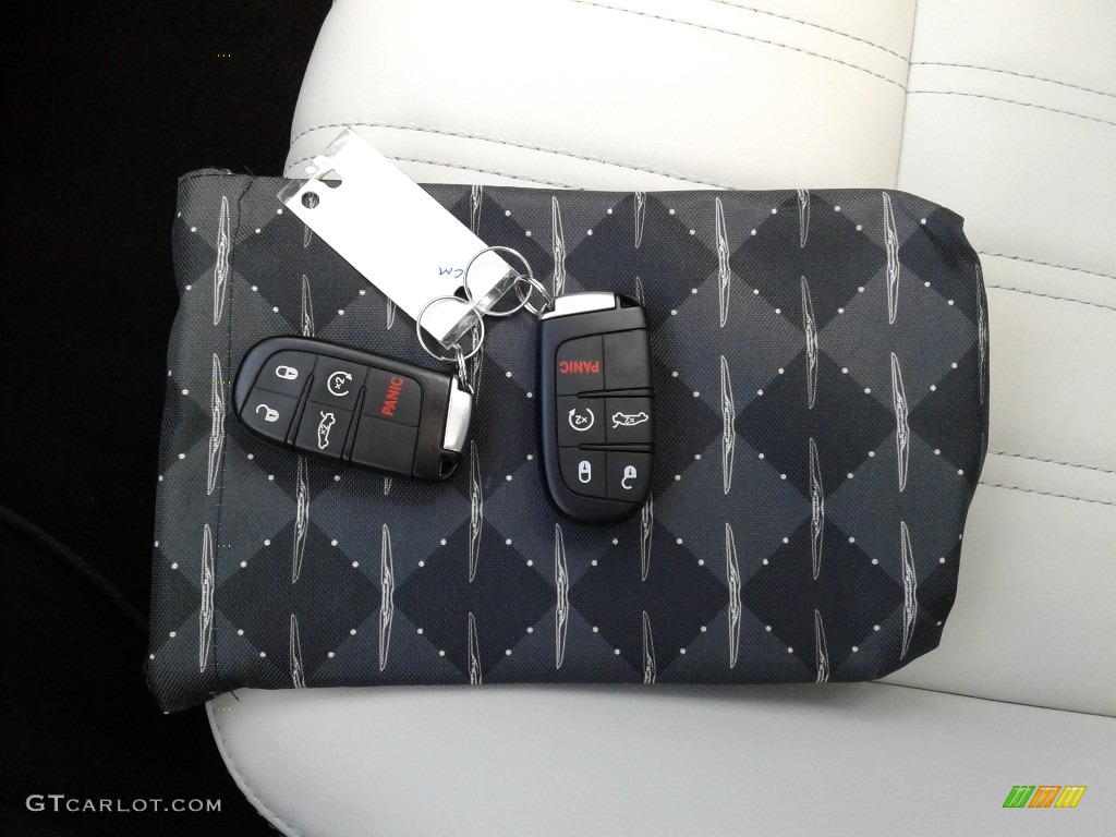 2019 300 S - Gloss Black / Smoke/Black photo #30