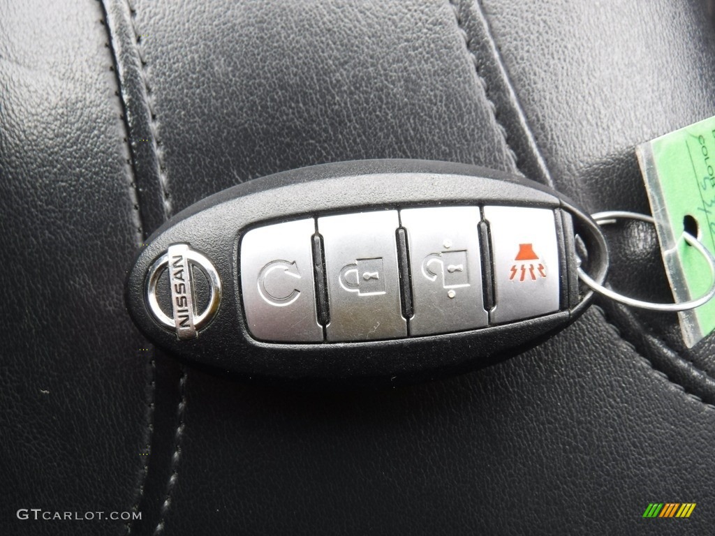 2017 Nissan Rogue SV Keys Photos