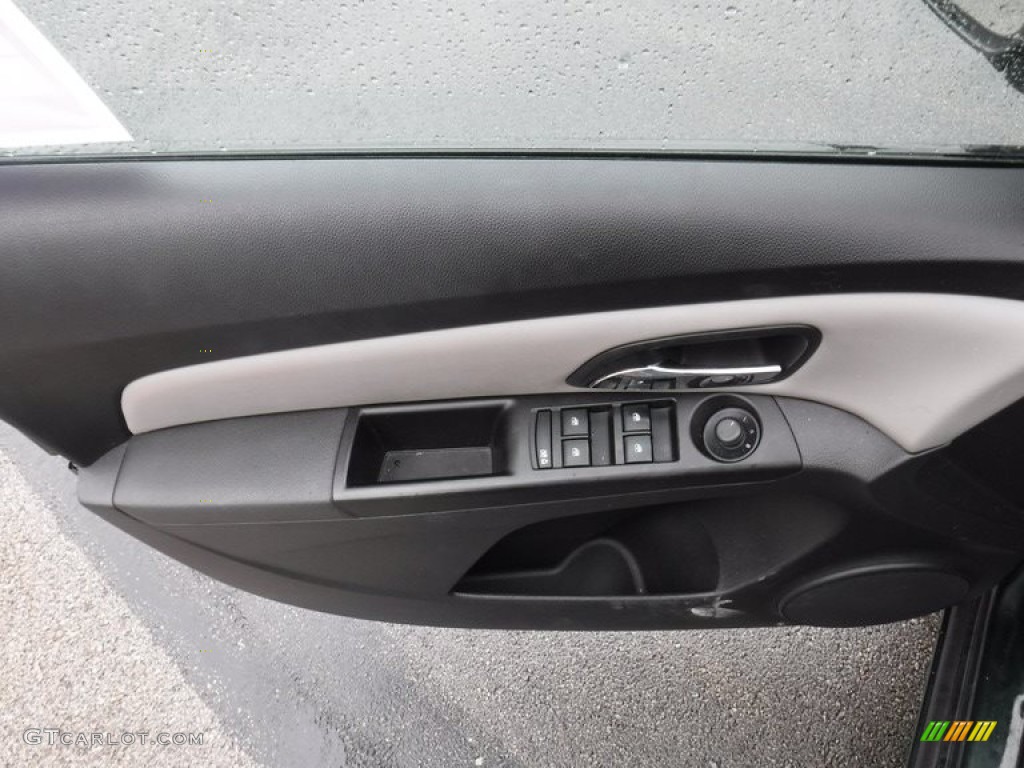 2014 Cruze LS - Rainforest Green Metallic / Jet Black/Medium Titanium photo #13
