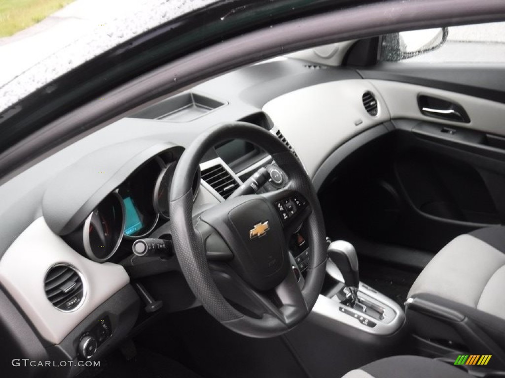 2014 Cruze LS - Rainforest Green Metallic / Jet Black/Medium Titanium photo #14