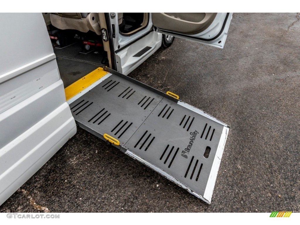 2014 Grand Caravan SE w/Wheelchair Access - Bright White / Black/Light Graystone photo #23