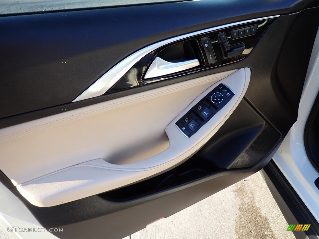 2017 Infiniti QX30 Premium AWD Door Panel Photos