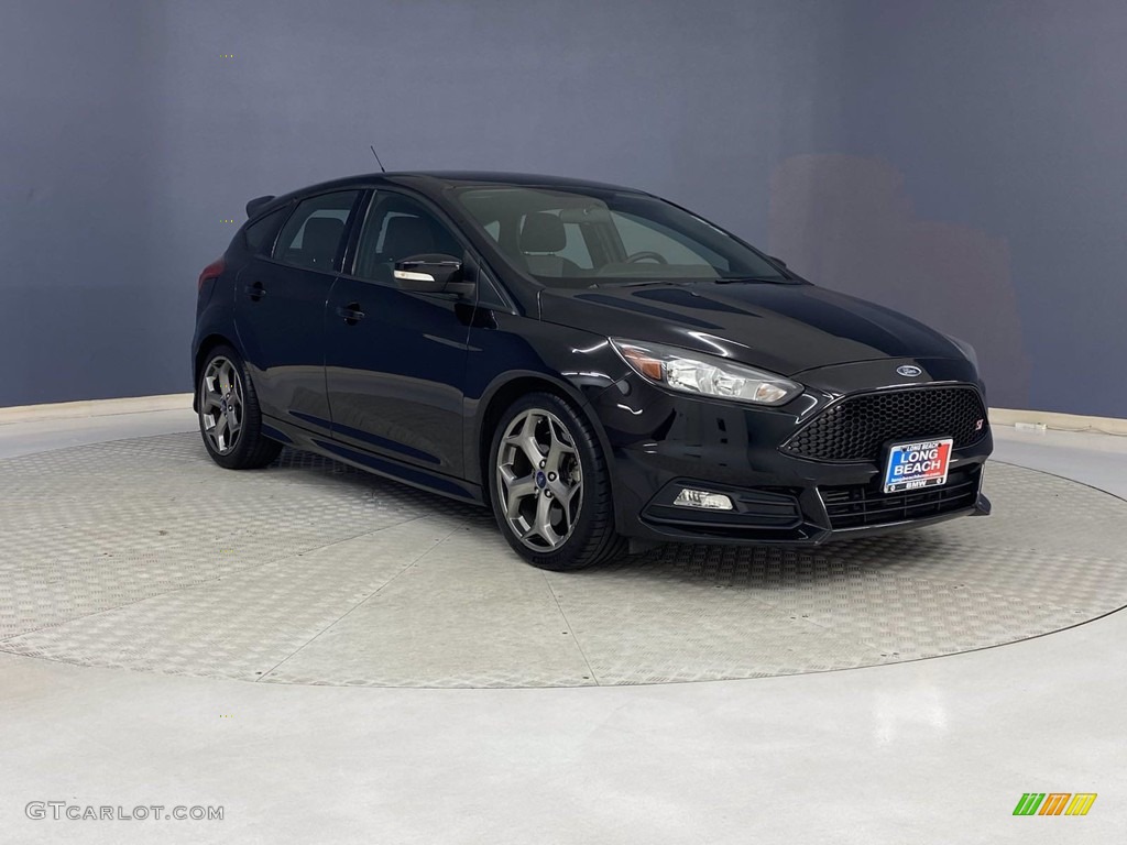 2017 Ford Focus ST Hatch Exterior Photos