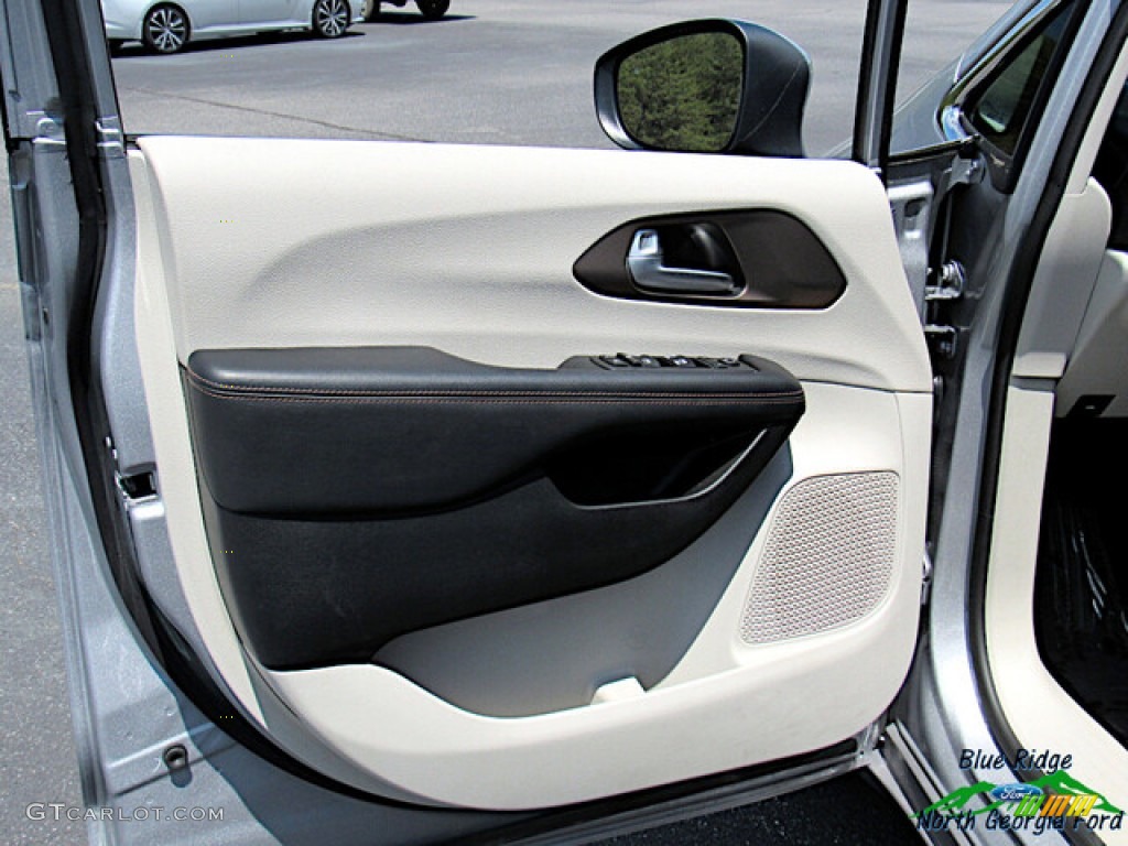 2018 Chrysler Pacifica L Door Panel Photos