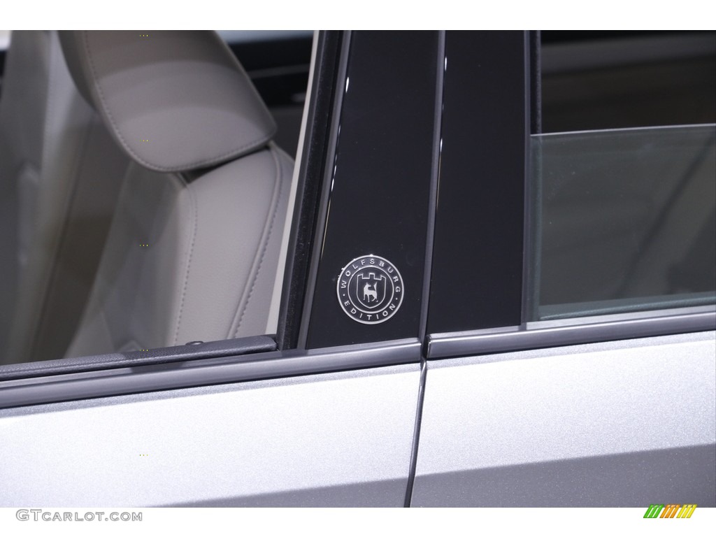 2019 Volkswagen Passat Wolfsburg Marks and Logos Photos