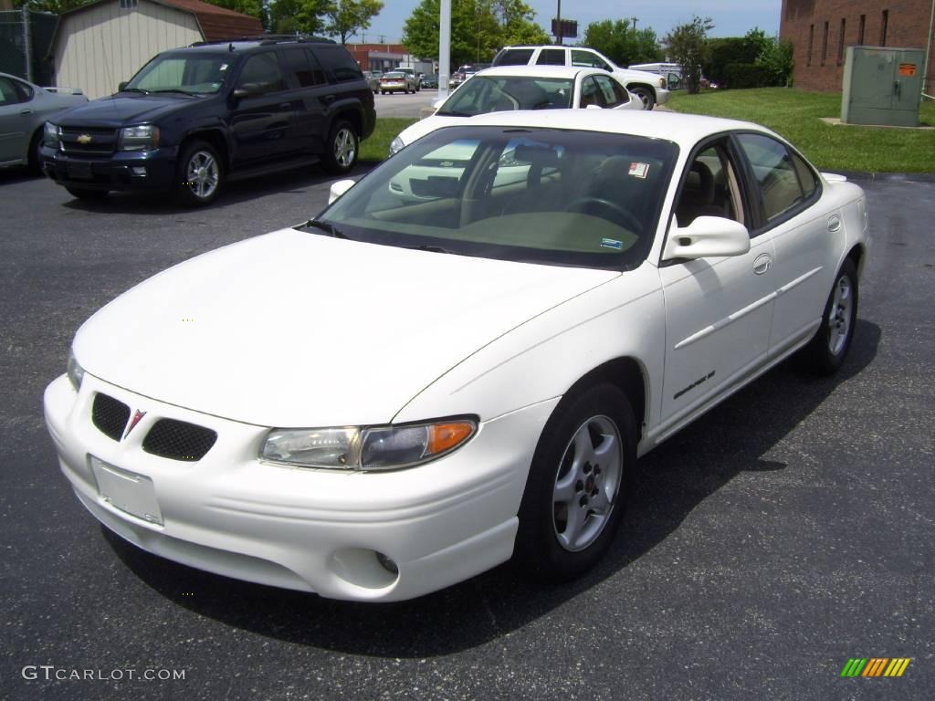 2002 Grand Prix SE Sedan - Ivory White / Dark Taupe photo #1