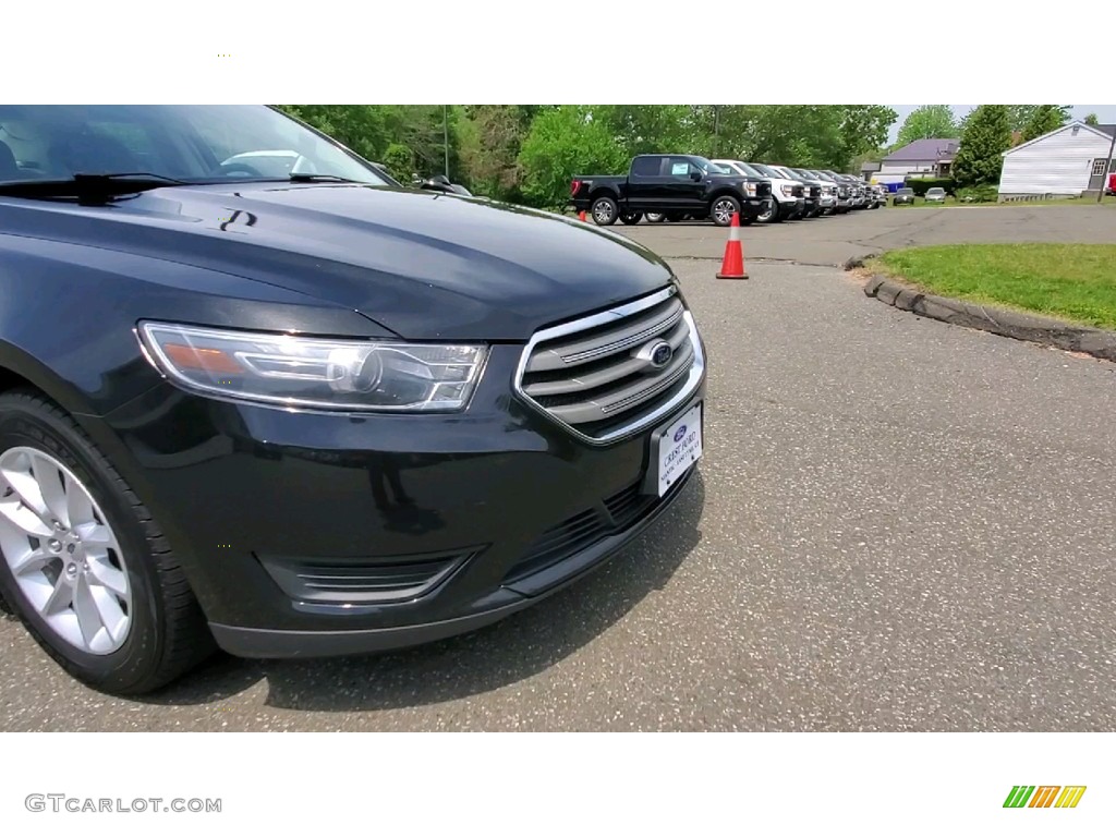 2015 Taurus SE - Tuxedo Black Metallic / Dune photo #26