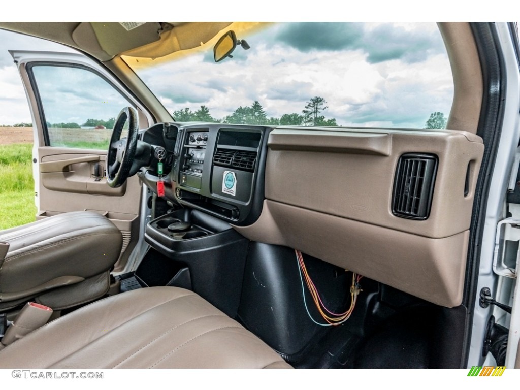 2003 Chevrolet Express 3500 Extended Passenger Van Neutral Dashboard Photo #142046863