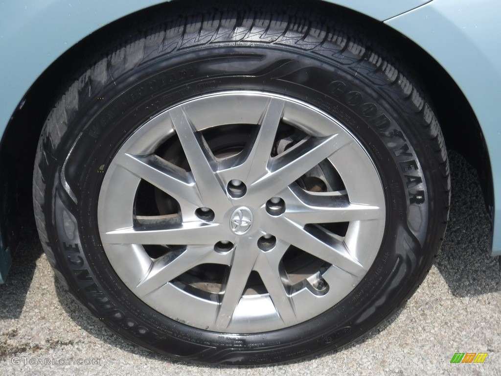 2015 Toyota Prius v Four Wheel Photos