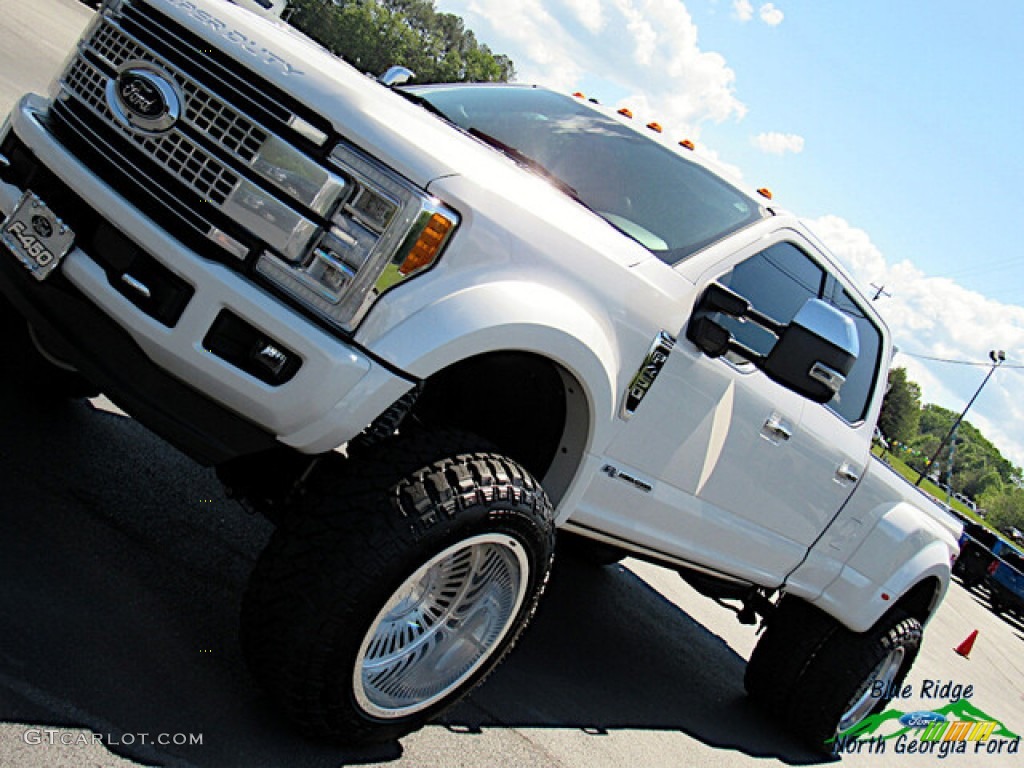 2017 F450 Super Duty Platinum Crew Cab 4x4 - White Platinum / Black/Brunello photo #37