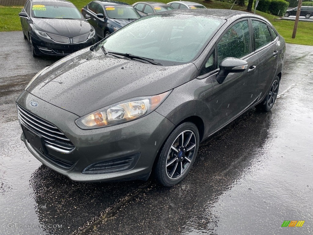 2015 Fiesta SE Sedan - Magnetic Metallic / Charcoal Black photo #2