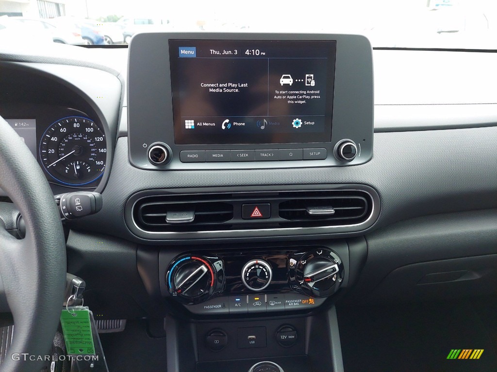 2022 Hyundai Kona SE Controls Photo #142143754