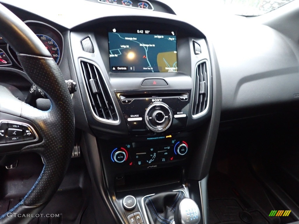 2016 Ford Focus RS Controls Photos