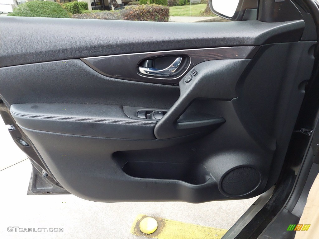2019 Nissan Rogue S Charcoal Door Panel Photo #142147919