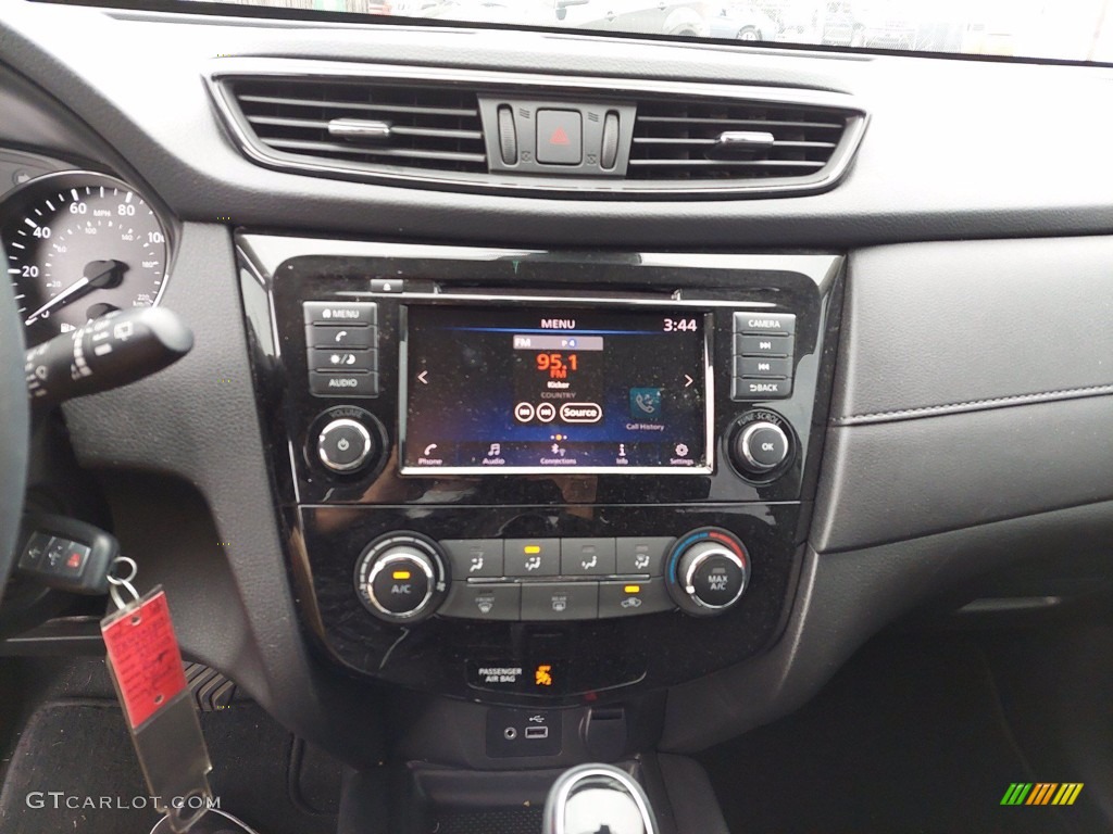 2019 Nissan Rogue S Controls Photo #142148060
