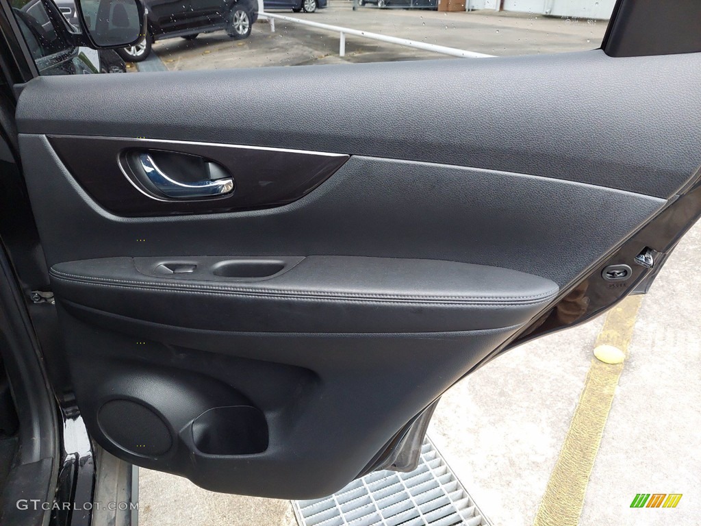 2019 Nissan Rogue S Charcoal Door Panel Photo #142148265