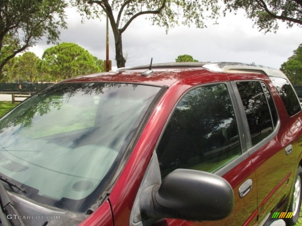 2004 Envoy XUV SLE - Magnetic Red Metallic / Dark Pewter photo #38