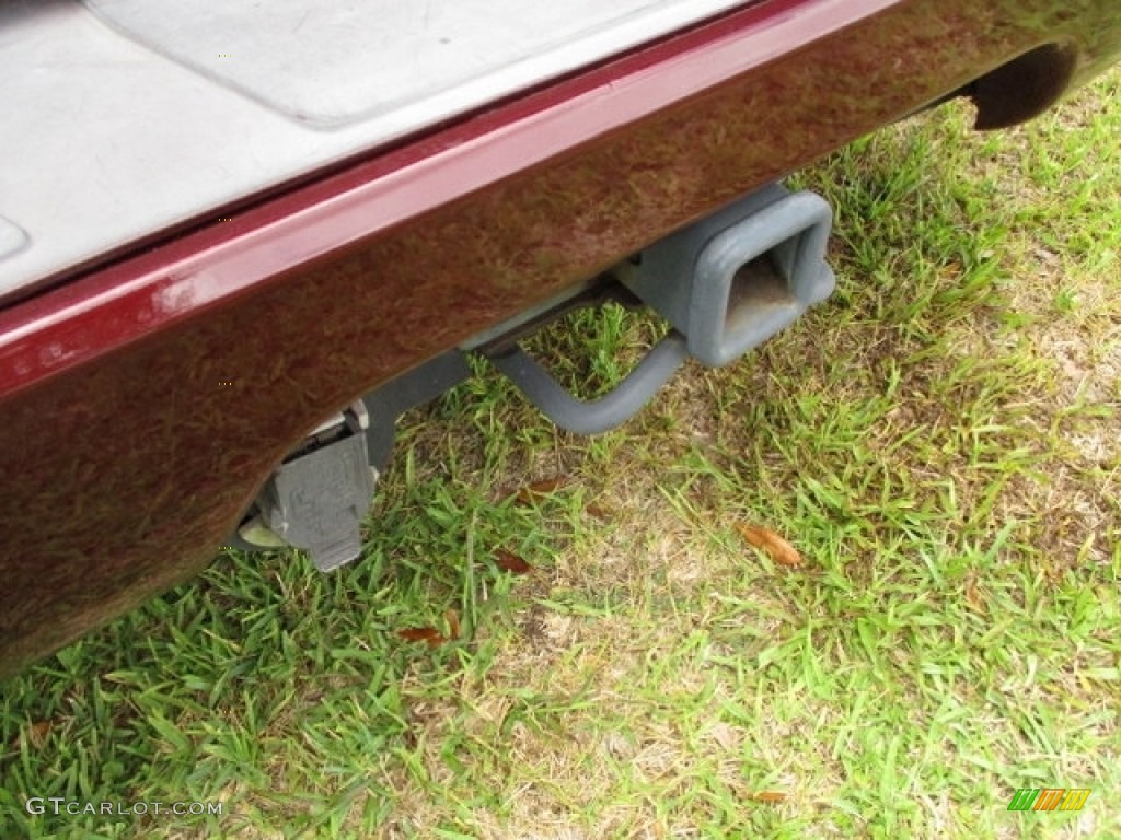 2004 Envoy XUV SLE - Magnetic Red Metallic / Dark Pewter photo #44