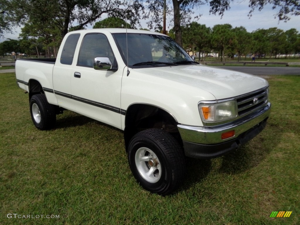 1995 T100 Truck SR5 Extended Cab 4x4 - White / Gray photo #14