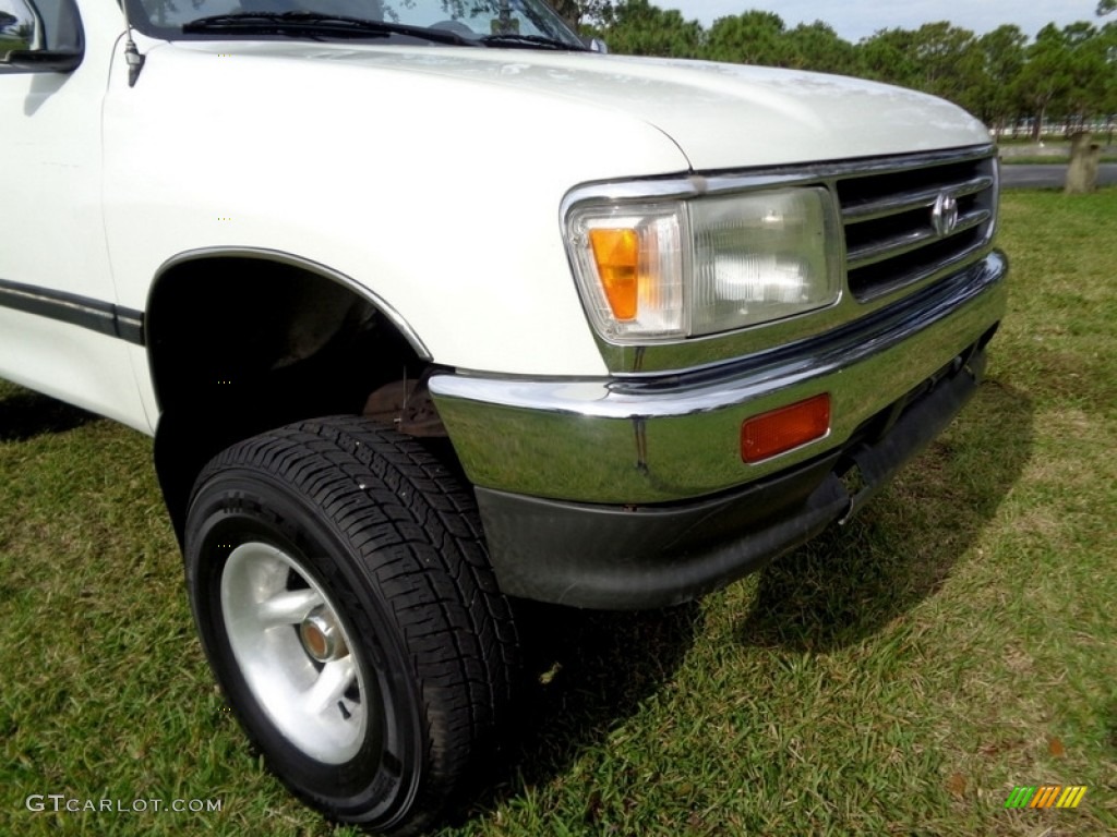 1995 T100 Truck SR5 Extended Cab 4x4 - White / Gray photo #38