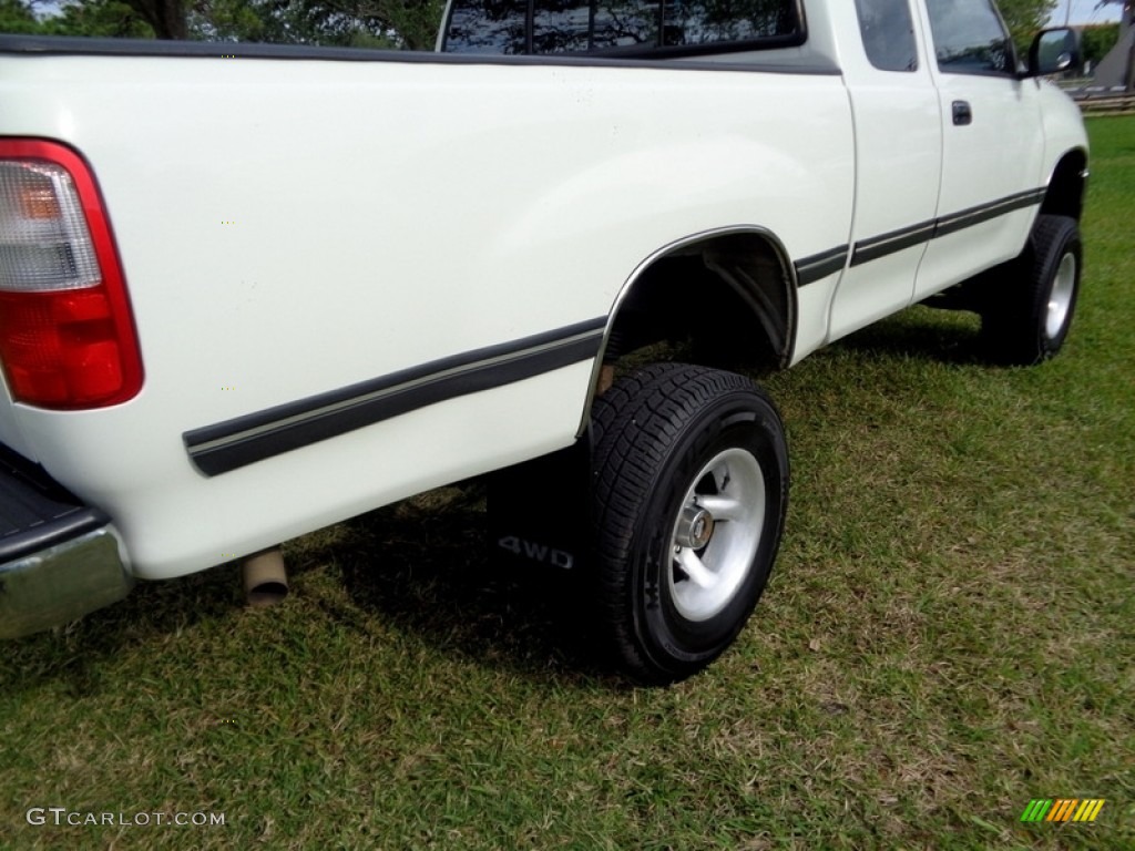 1995 T100 Truck SR5 Extended Cab 4x4 - White / Gray photo #41