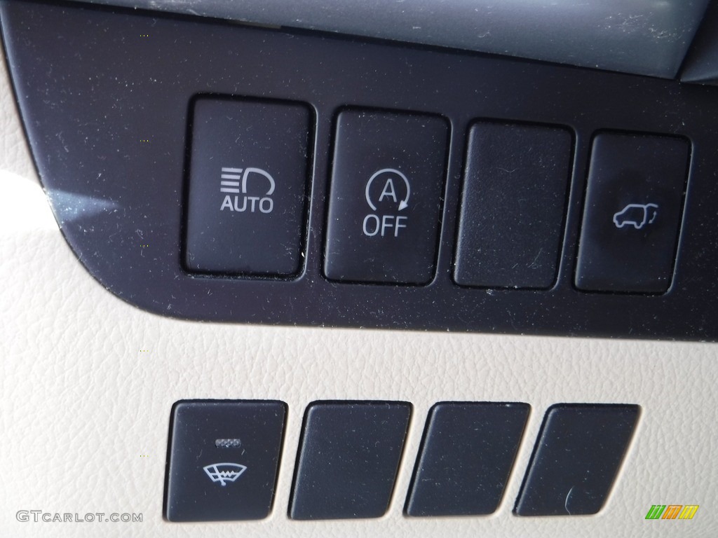 2018 Highlander XLE AWD - Blizzard White Pearl / Almond photo #17