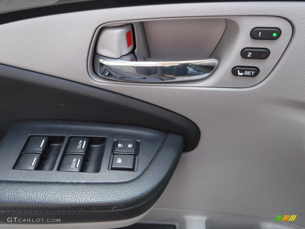 2016 Honda Pilot Touring AWD Gray Door Panel Photo #142207288
