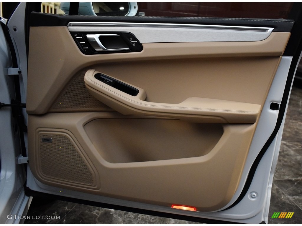 2020 Porsche Macan Turbo Door Panel Photos