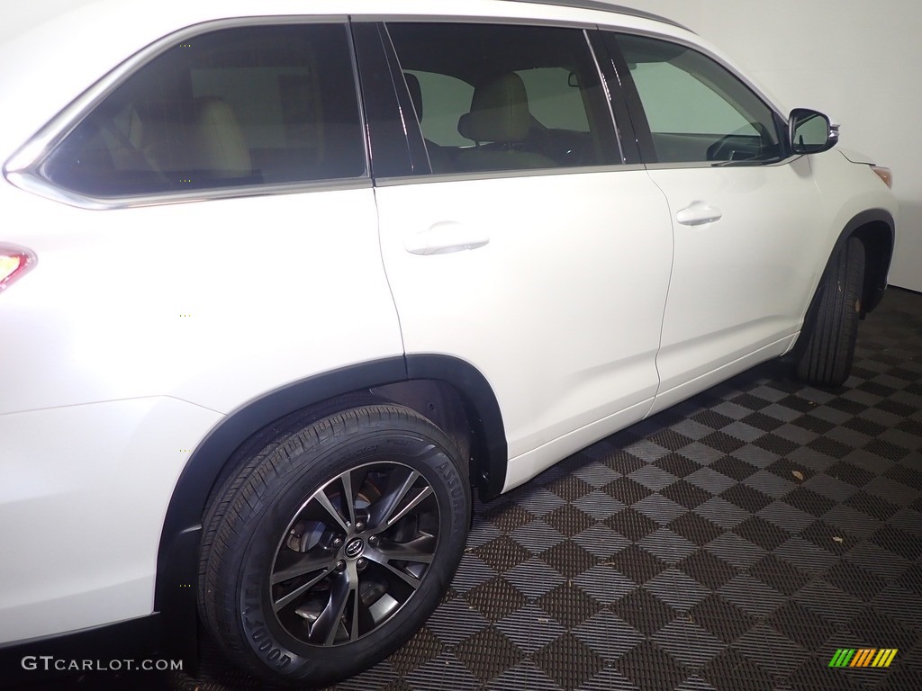 2016 Highlander XLE - Blizzard Pearl / Almond photo #22