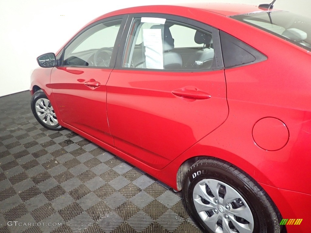 2016 Accent SE Sedan - Boston Red / Gray photo #16