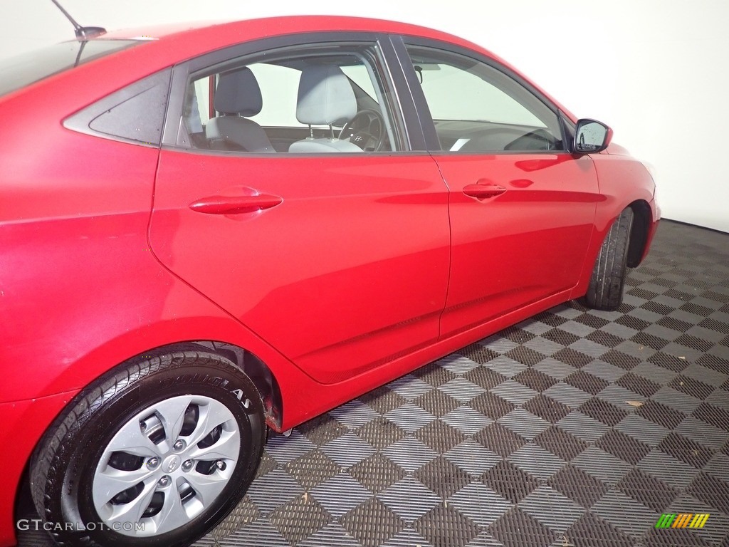 2016 Accent SE Sedan - Boston Red / Gray photo #17