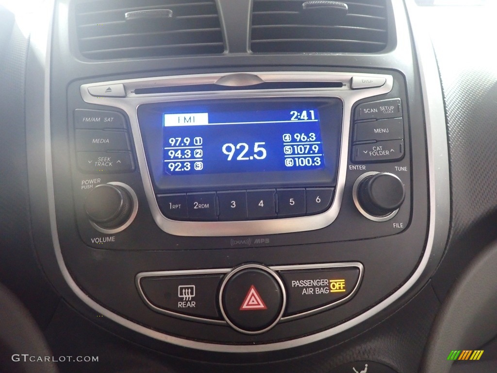 2016 Accent SE Sedan - Boston Red / Gray photo #24