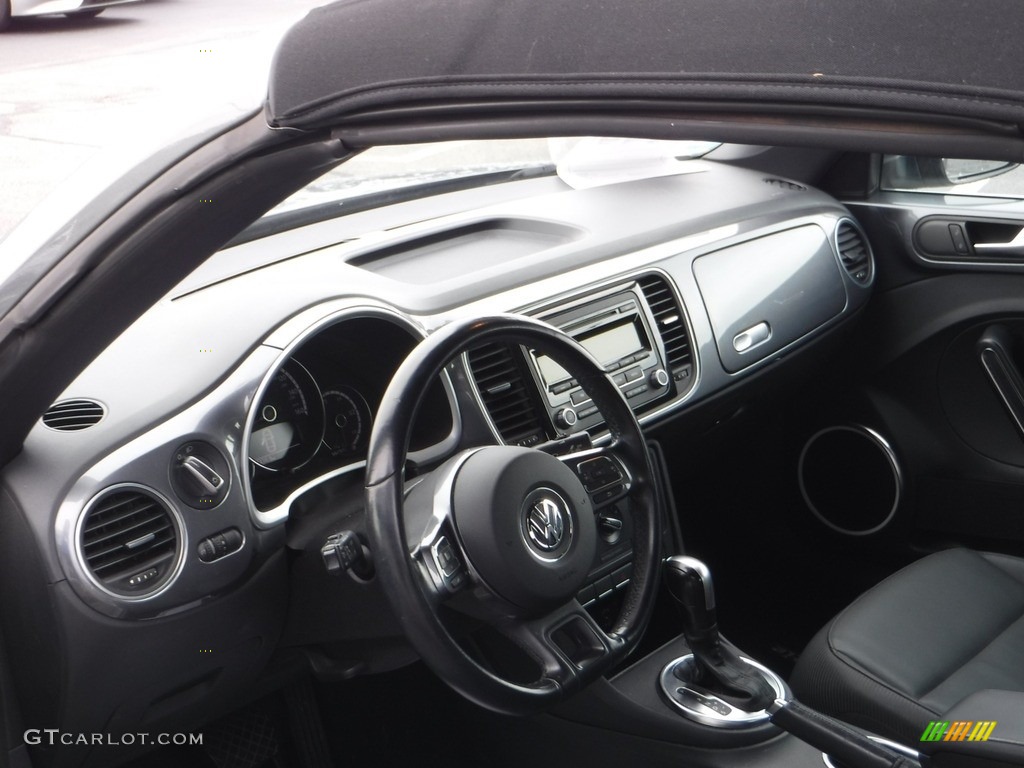 2014 Volkswagen Beetle 2.5L Convertible Titan Black Steering Wheel Photo #142298511
