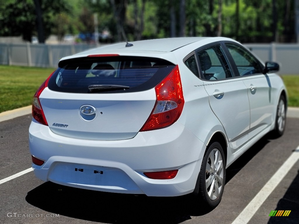 2013 Accent SE 5 Door - Century White / Gray photo #4
