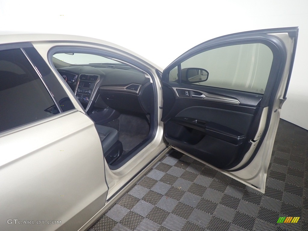 2018 Fusion SE - White Gold / Ebony photo #39