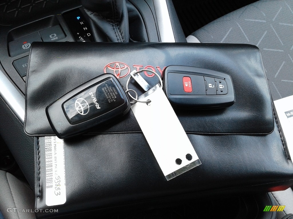 2021 Toyota RAV4 XLE Keys Photos