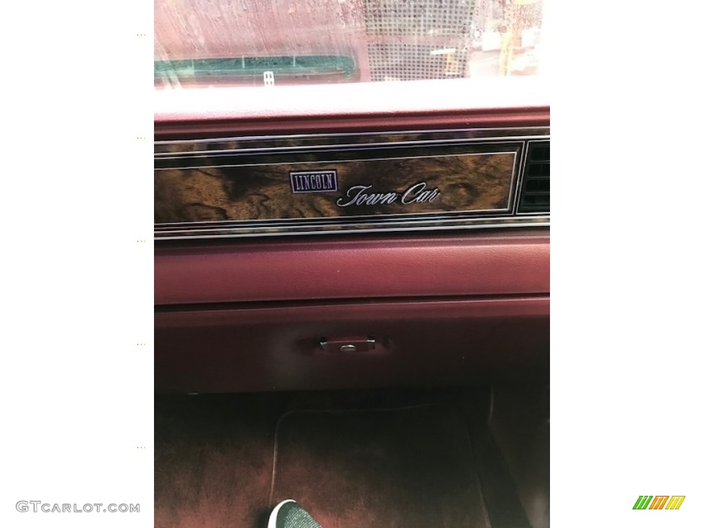 1982 Lincoln Town Car Standard Town Car Model Marks and Logos Photos
