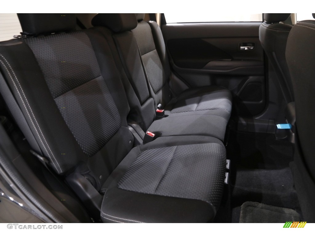 2017 Mitsubishi Outlander SE Rear Seat Photo #142366118