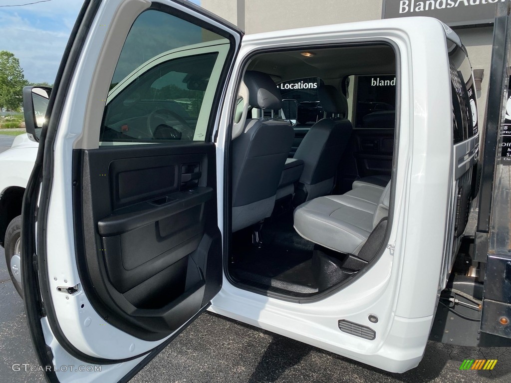 2018 3500 Tradesman Crew Cab 4x4 Chassis - Bright White / Black/Diesel Gray photo #34