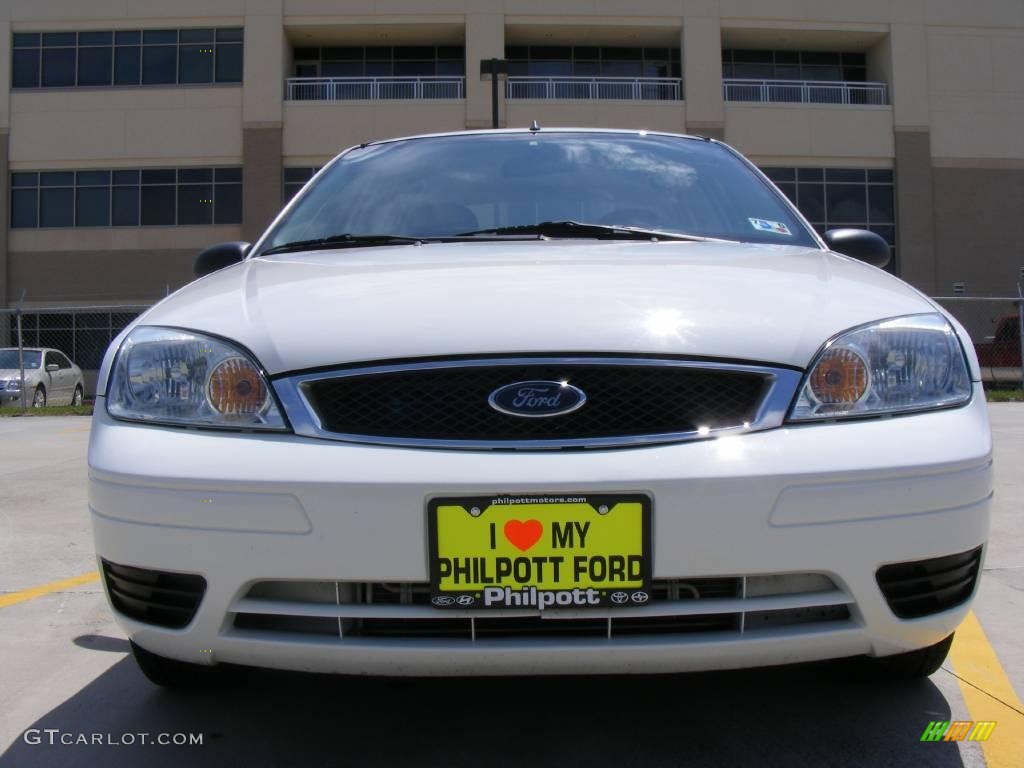 2005 Focus ZX4 S Sedan - Cloud 9 White / Dark Flint/Light Flint photo #9